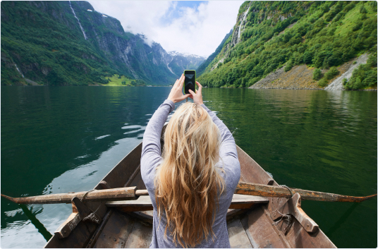 Une femme qui se prend en photo dans son canoe